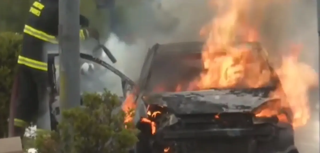 Se prendió fuego un auto después de cargar gas