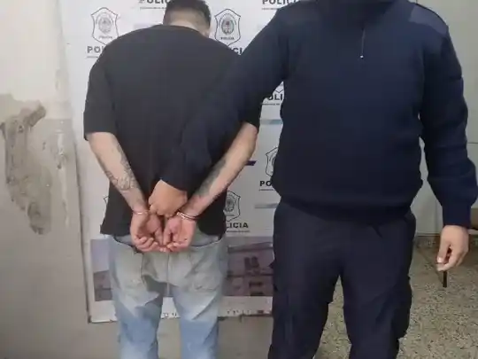Hombre detenido. Fotografía: Agencia Noticias Argentinas / Policía Bonaerense.