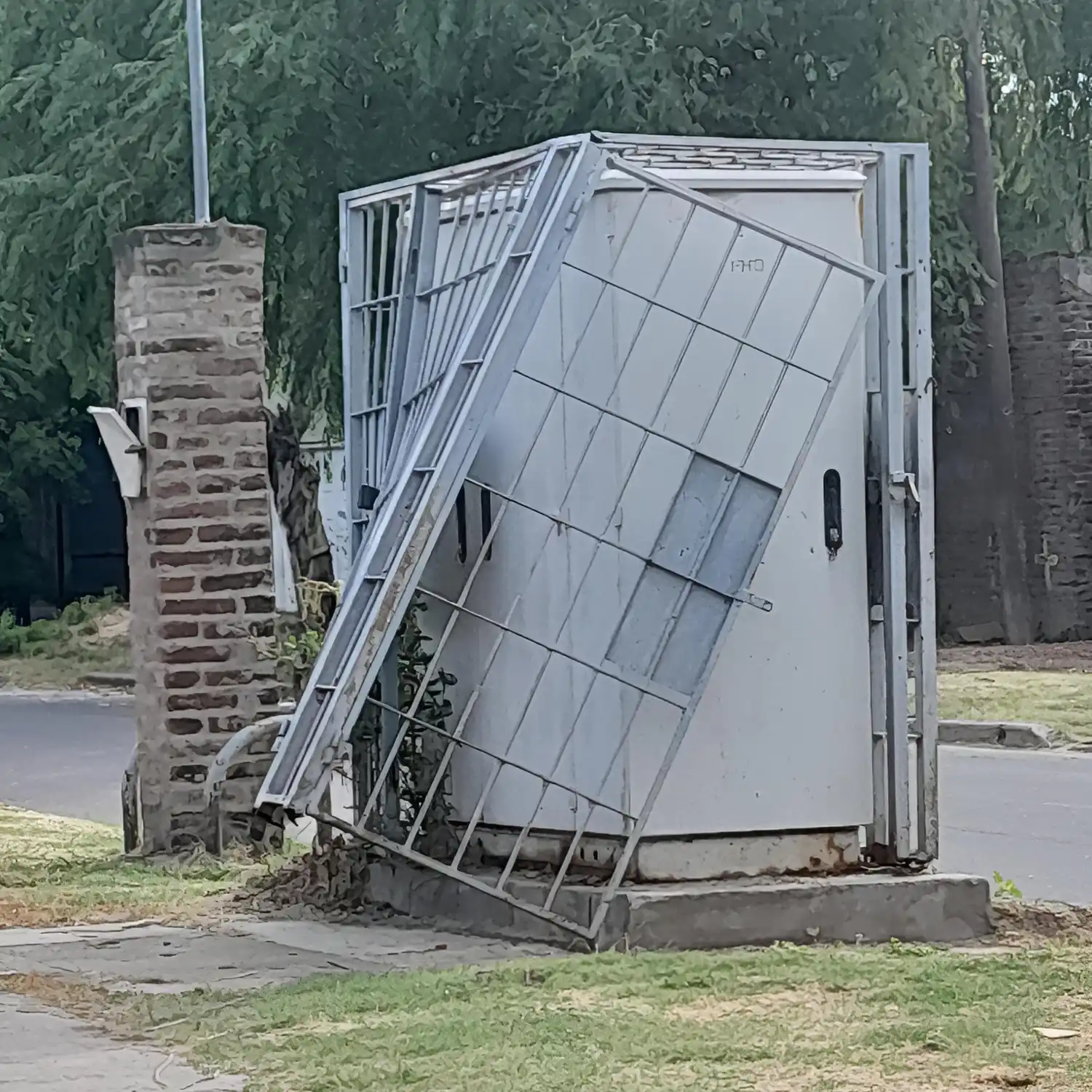 Así quedó la reja de la cabina que vandalizaron los malvivientes.