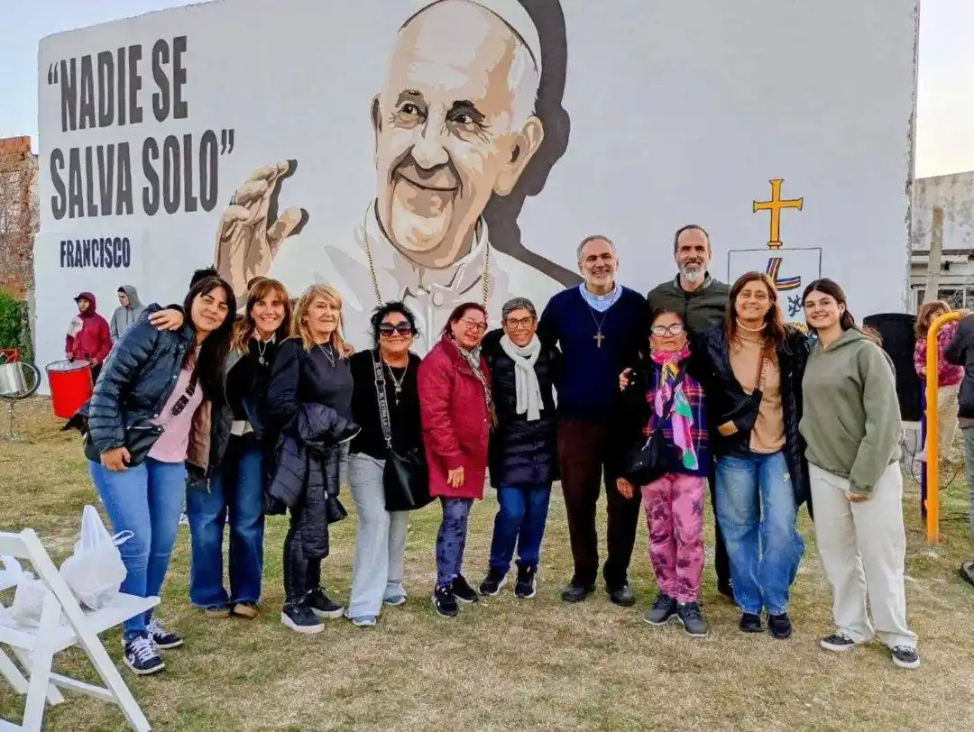 “Nadie se salva solo”: mural comunitario en Iporá y un mensaje del obispo Liébana que invita a la fraternidad