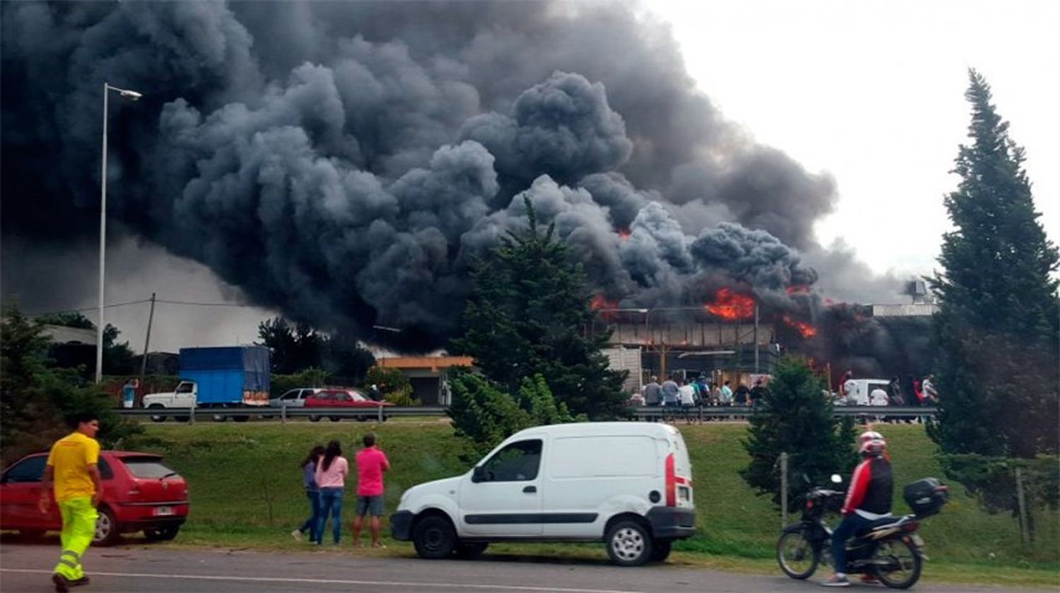 Voraz incendio en un depósito de colchones en Castelar