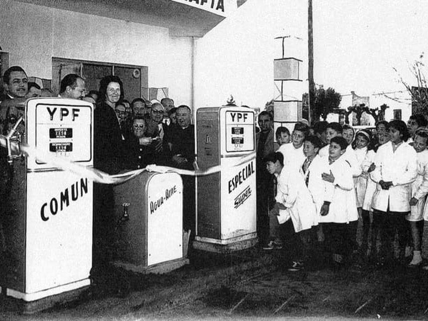 Inauguración de una estación de servicio YPF en la localidad de Los Cardales, provincia de Buenos Aires, ubicada en la intersección de las calles San Martín y Moreno. Fecha deconocida.
