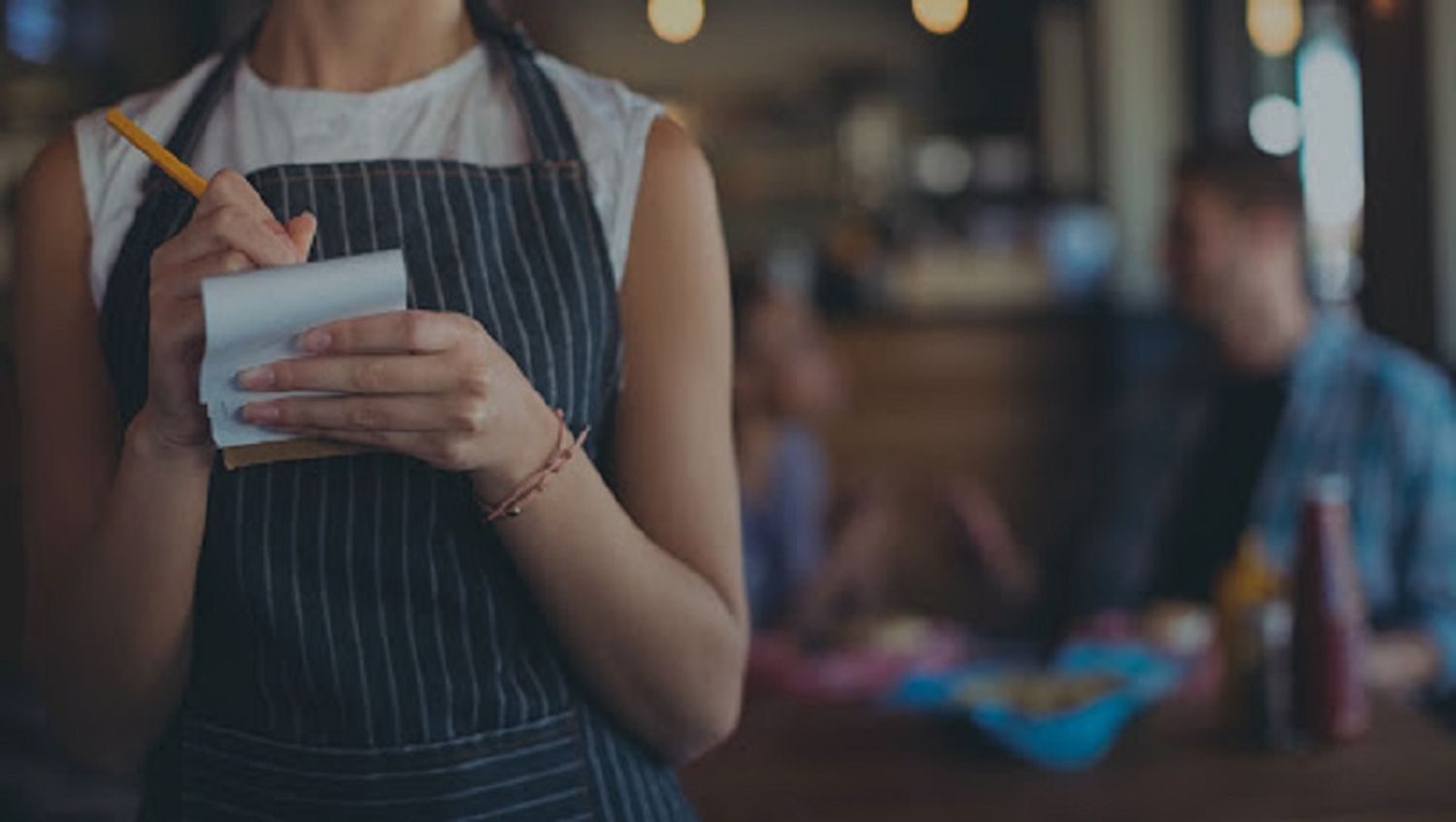 Implementan capacitaciones para poder trabajar como mozo, asistente en organización de catering y ayudante de cocina