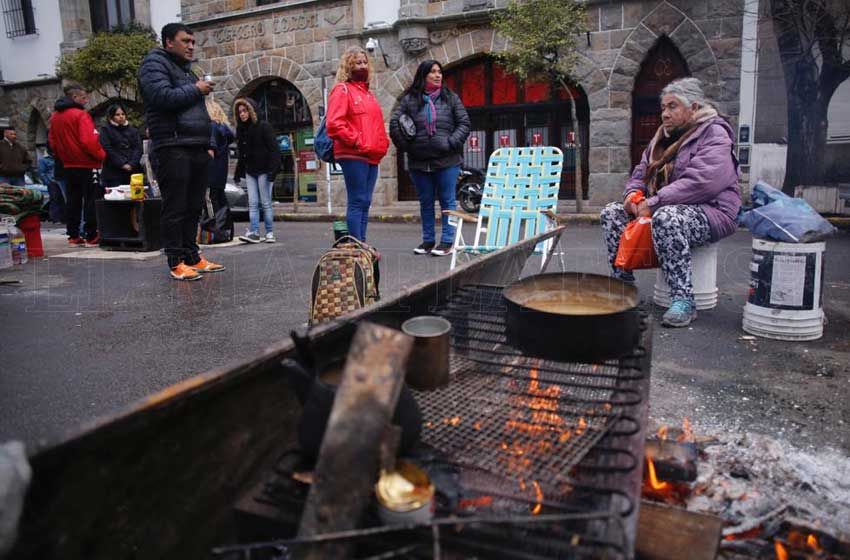 Realizarán obras de reparación de asfalto tras el acampe