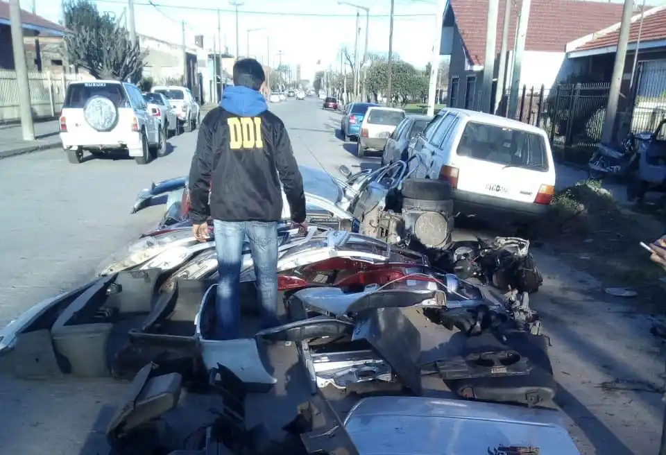 Robo de vehículos, corte y acopio de partes en desarmaderos ilegales