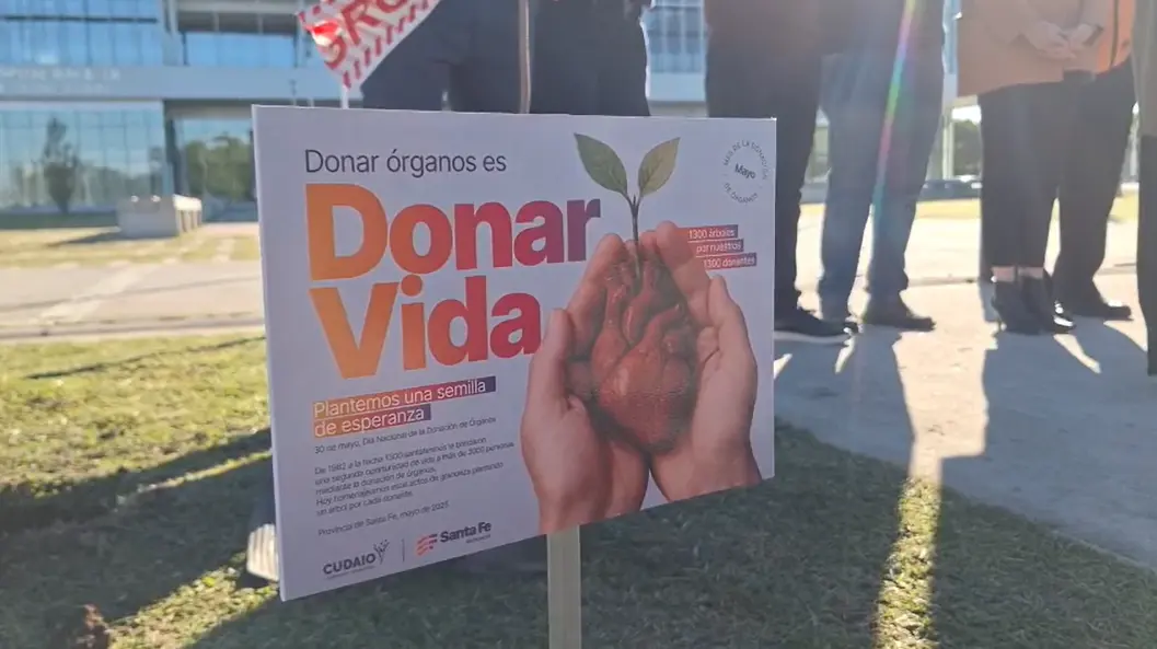 Frente al hospital plantaron árboles en el marco de la campaña Donar órganos, donar vida