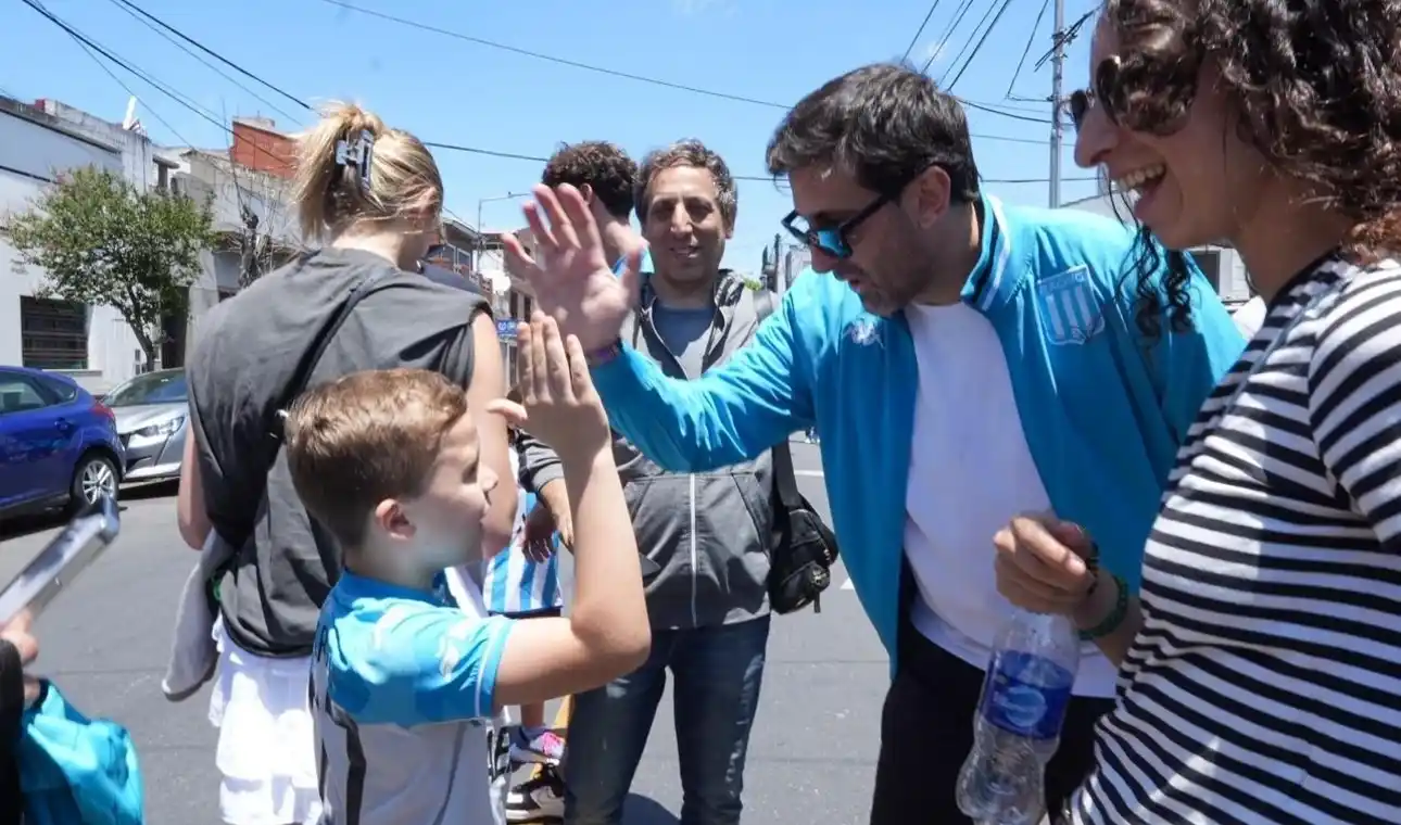 Milito en las inmediaciones del Cilindro antes de entrar a votar.
