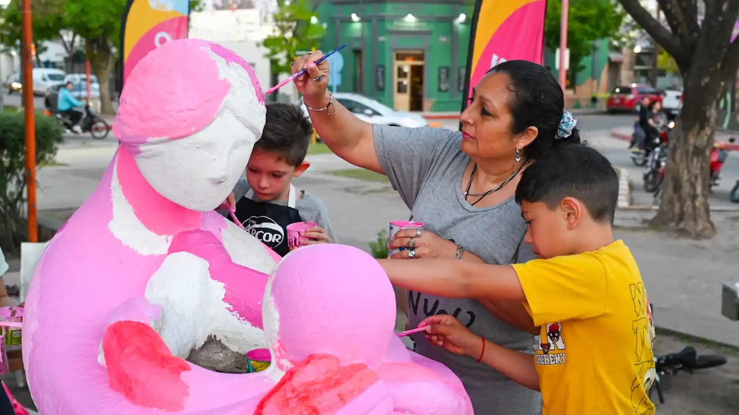 Niños y docentes del Taller de Dibujo de la Casa de la Cultura, junto a la diseñadora gráfica Daniela Zürcher, participaron en la intervención artística del Monumento a la Madre en la Plaza 25 de Mayo.