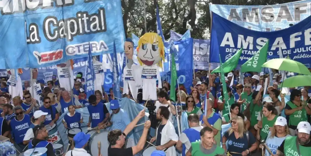Docentes se movilizan y sostienen el paro, con adhesión total en escuelas públicas