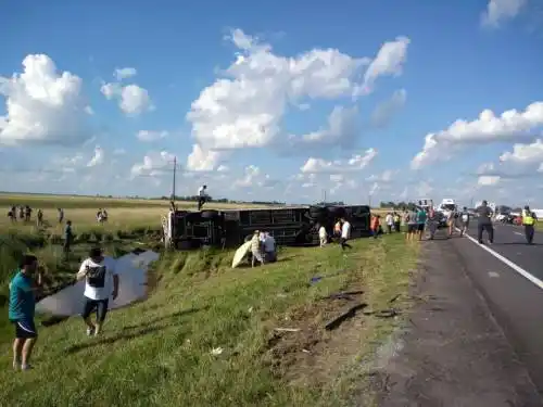 Tragedia en la Ruta 3: cinco personas fallecieron al volcar un micro 