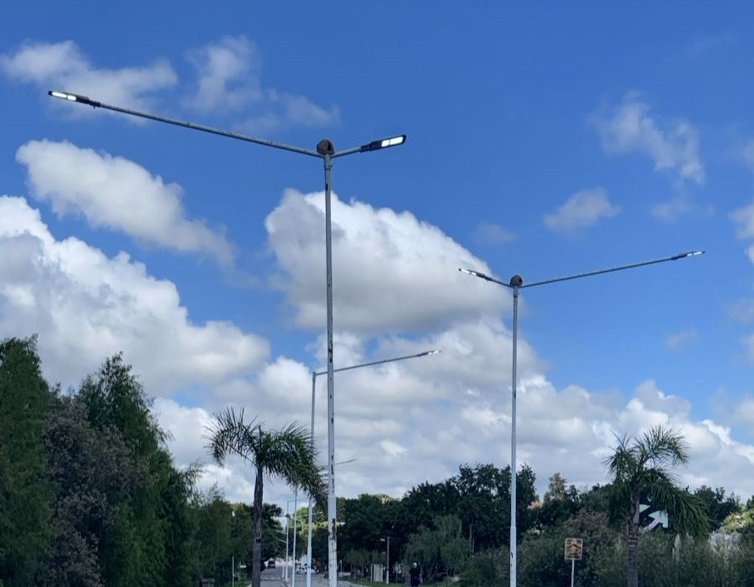 Lucas pregunta por qué están prendidas todo el día las 16 luminarias del Paseo Agenor Almada.