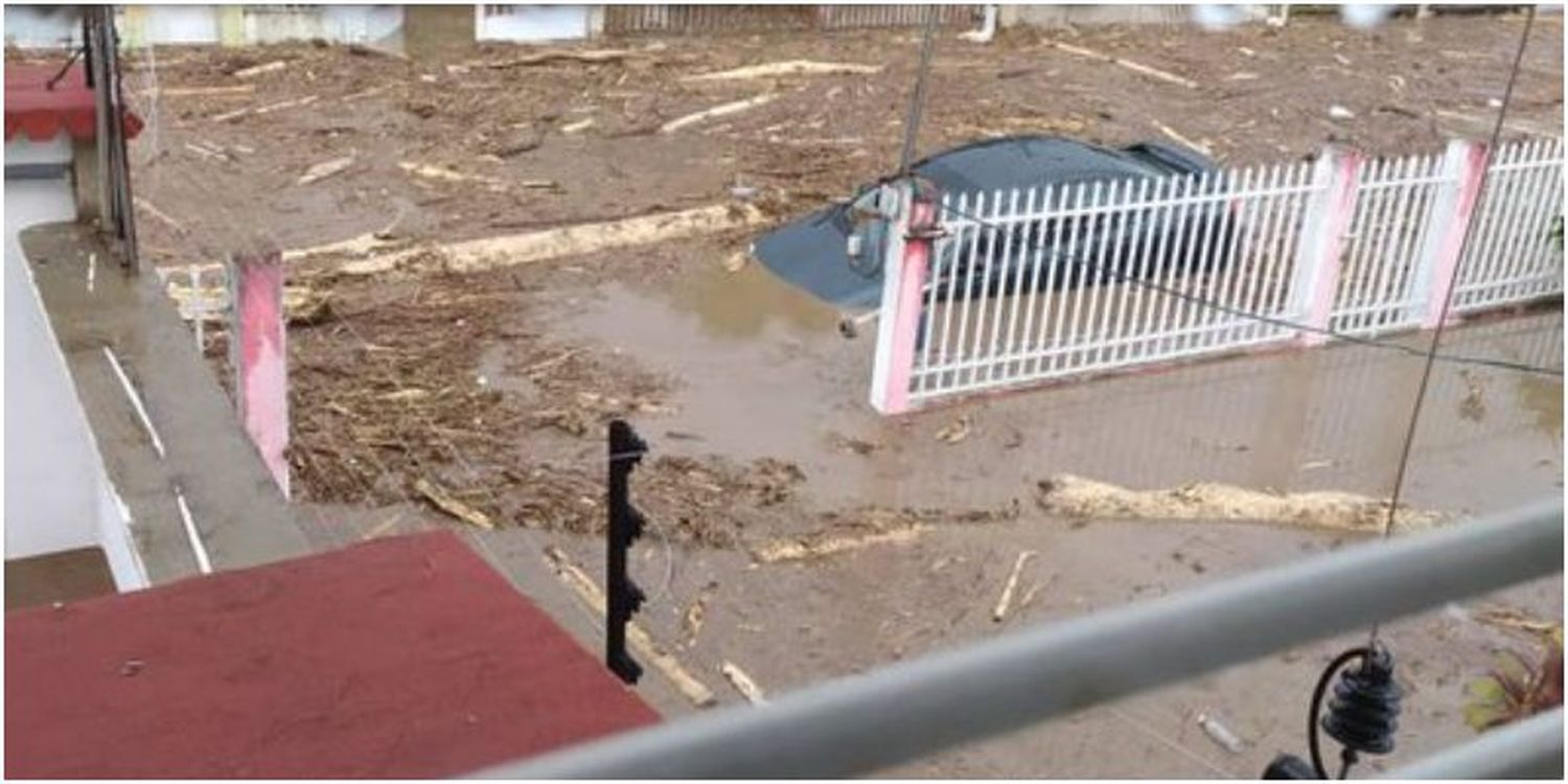 Río El Limón destruyó vehículos que estaban en una cola por gasolina