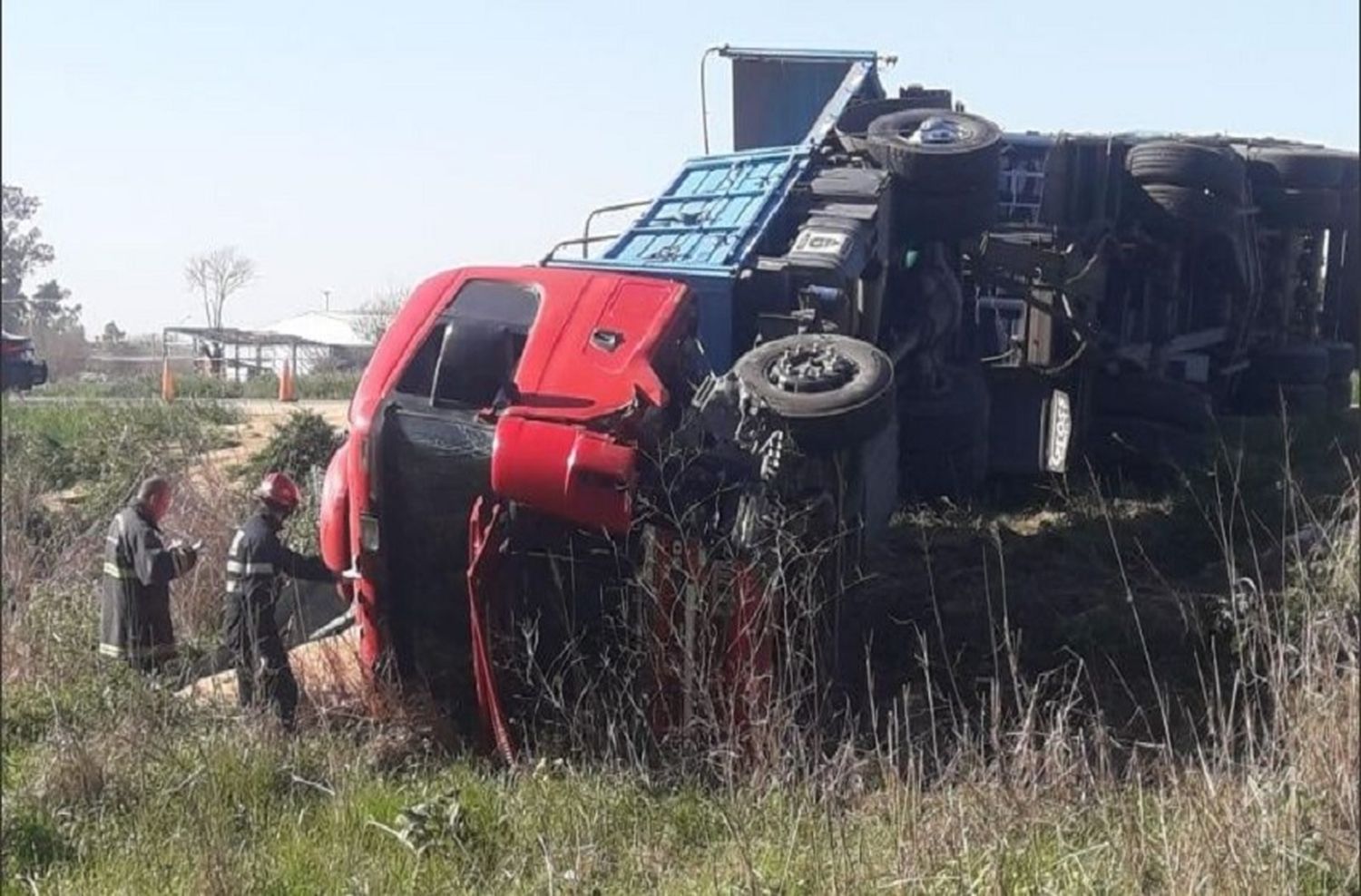 Impactante choque de frente en un auto y un camión dejó a una persona muerta