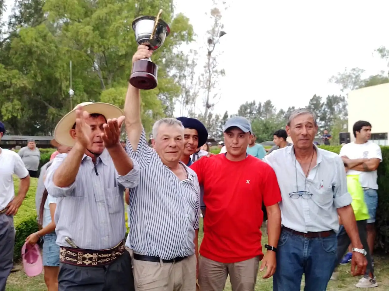 Familia Lapalma (centro) recibe el premio por el nuevo triunfo de Mantecosa.