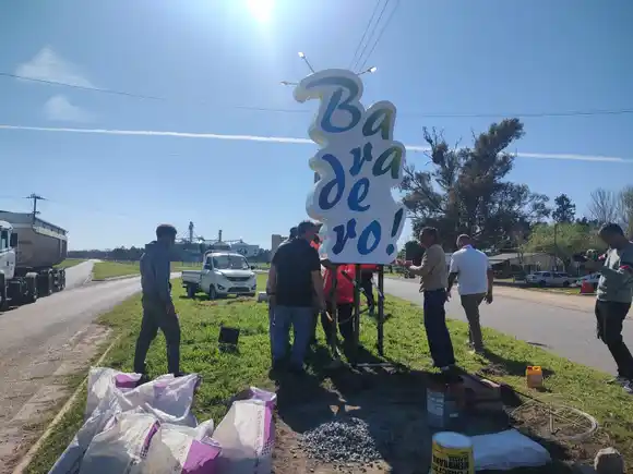 Baradero estrenó nuevo cartel de bienvenida y los vecinos lo destrozaron en redes: "Un espanto, no se entiende qué dice"