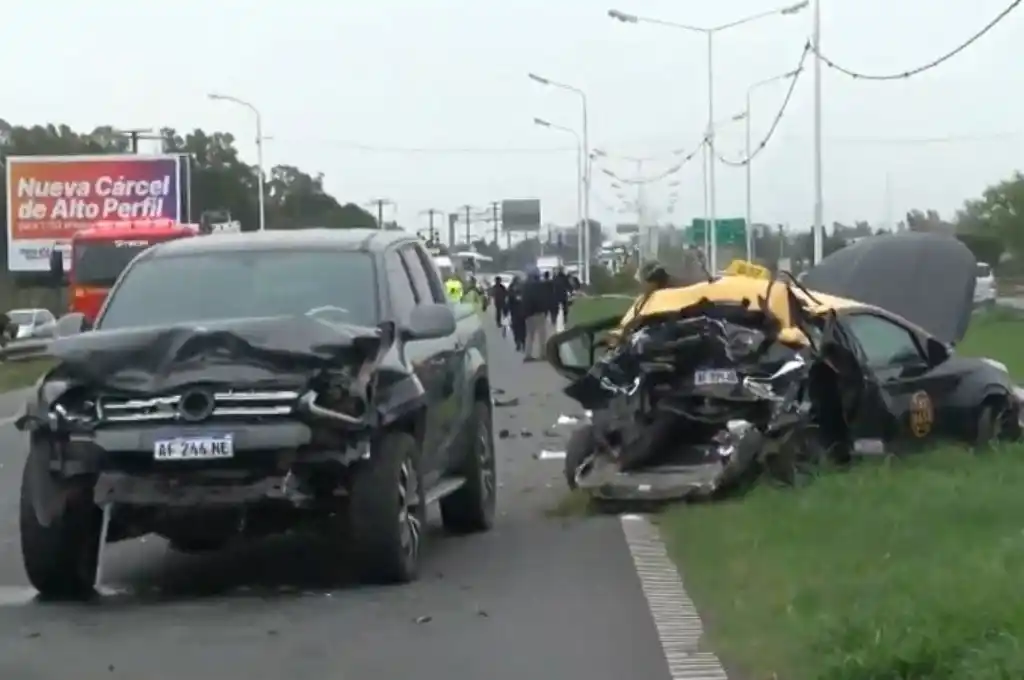El taxi quedó sobre la banquina central y en sentido opuesto al de circulación en esa mano.