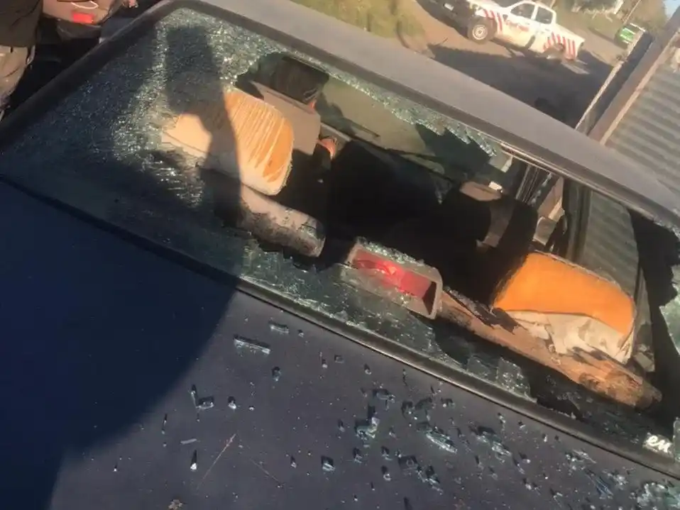 El parabrisa del auto que habría roto uno de los involucrados en la disputa vecinal.