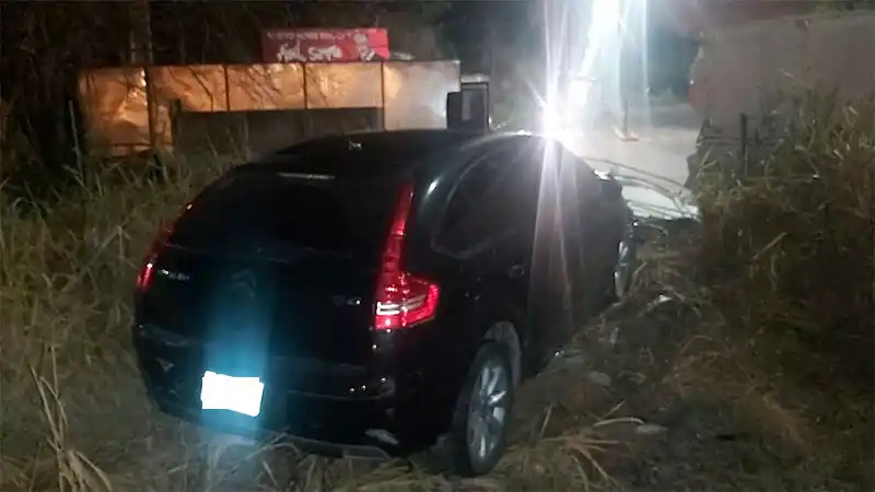 Un abogado conducía ebrio: subió a la vereda, rompió carteles y terminó en un baldío