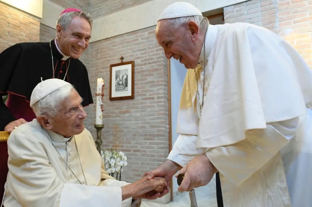 El papa Francisco pidió rezar por la salud de Benedicto XVI