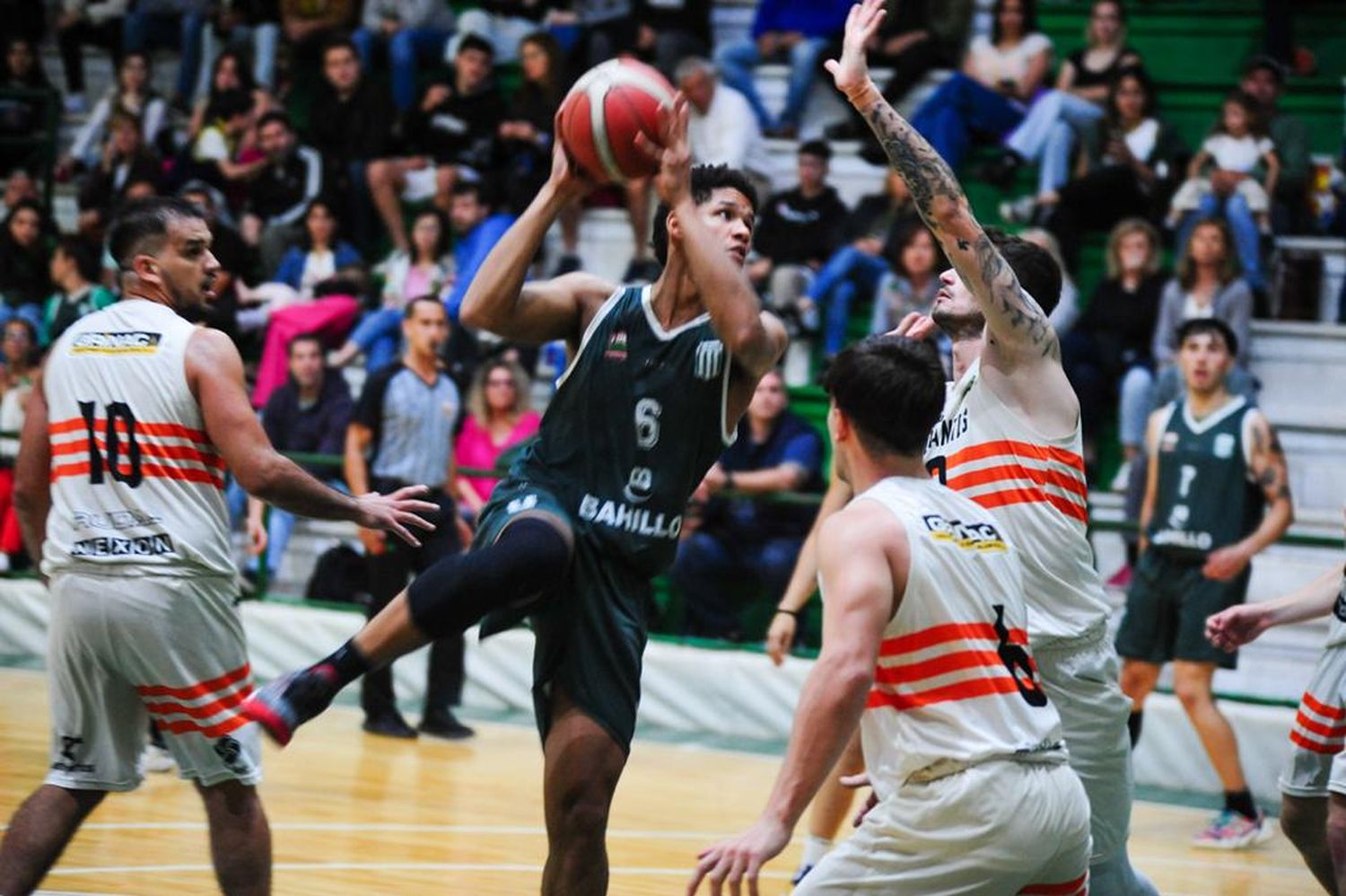 Balmaceda arma el tiro. El dominicano fue el goleador del juego con 20 puntos (foto: Mauricio Ríos).