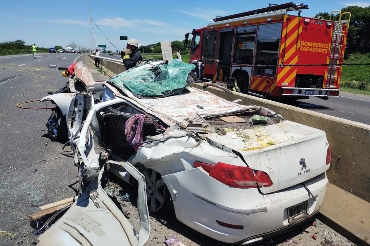 El camión cayó sobre un auto y lo aplastó en el acceso sur. Su conductor, de Melincué, fue derivado al Heca. Foto: Gentileza