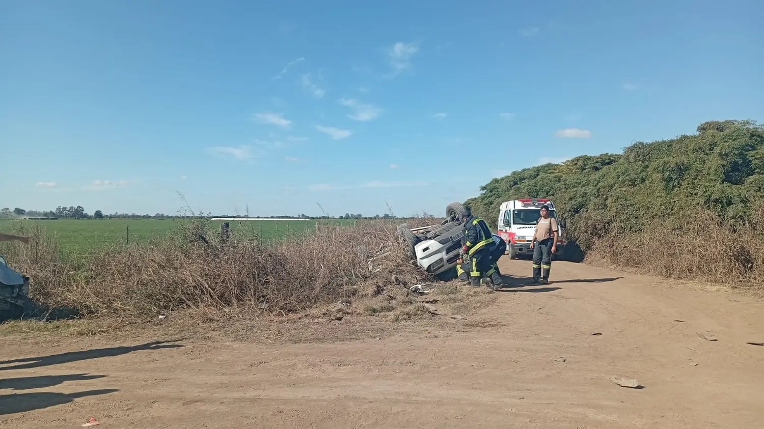 Varios heridos, entre ellos tres menores, tras un impactante choque y vuelco en un camino rural de la región