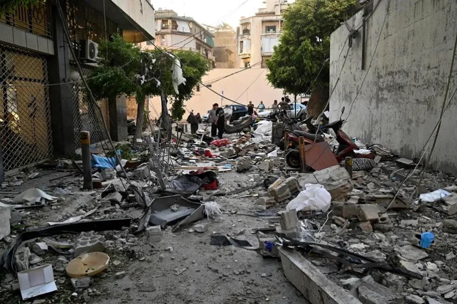 Daños tras un ataque aéreo israelí en el barrio de Al Bachura, en pleno centro de Beirut, este 3 de octubre. EFE/EPA/Wael Hamzeh