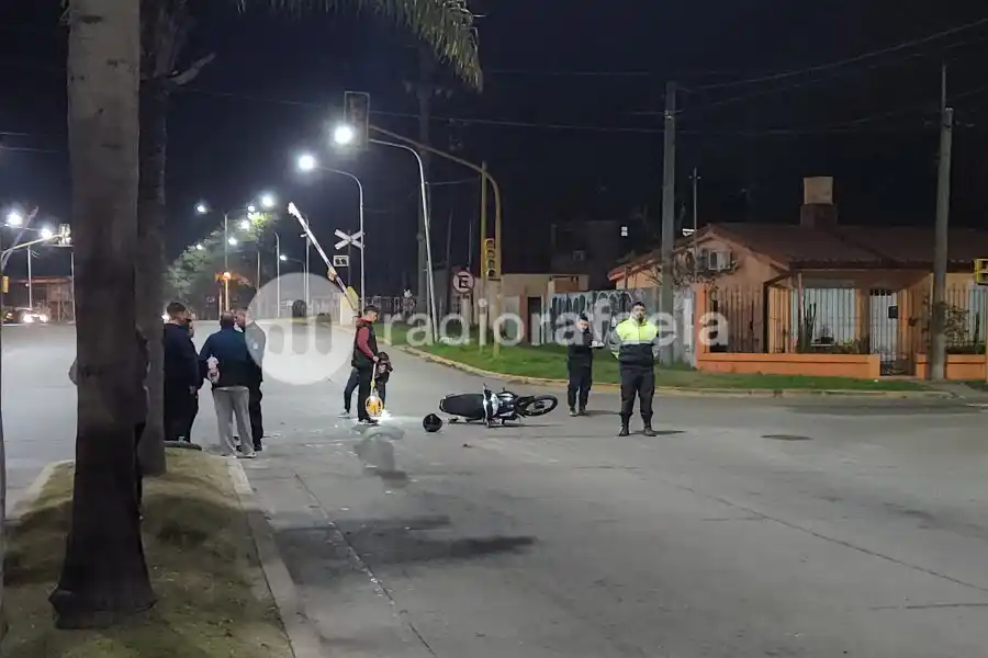 Accidente en Av. Aristóbulo del Valle: una motocicleta pasó en rojo y chocó contra un automóvil