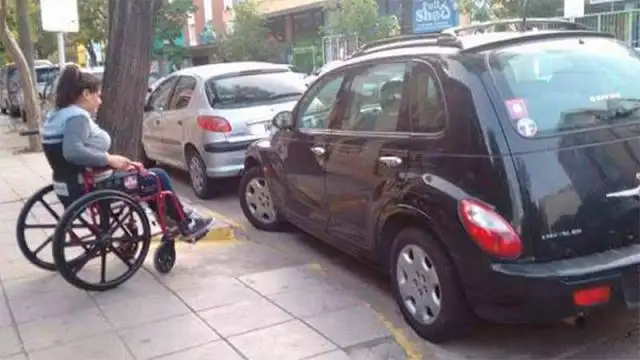 Buscan endurecer sanciones a quienes no respetan las rampas para discapacitados