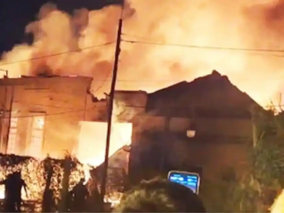 La explosión e incendio conmocionó a la zona.