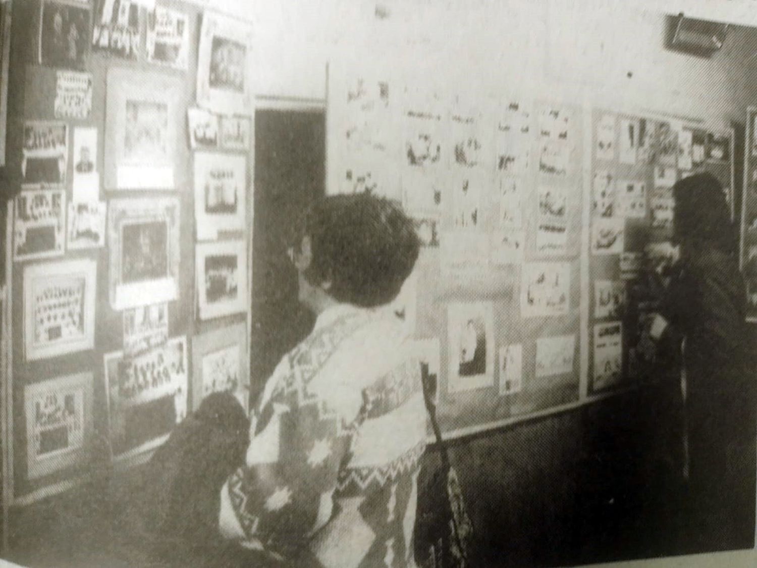 Feria de Arte. Vecinos recorrían la muestra fotográfica expuesta en la Escuela Nº4