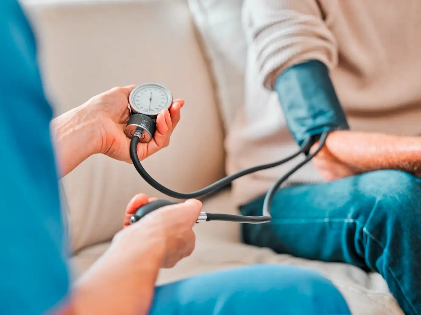 Presión arterial alta, los cardiólogos revelan los hábitos que más la afectan