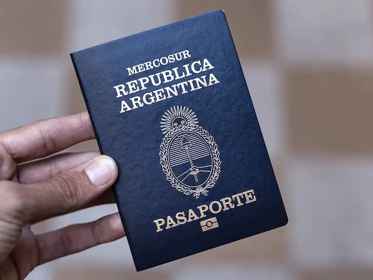 Cabe recordar que el pasaporte argentino tiene validez por 10 años desde la fecha de emisión para mayores de 18 años y de 5 para los menores.