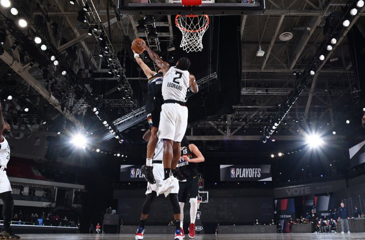 Video: la increíble jugada de un basquetbolista en la NBA