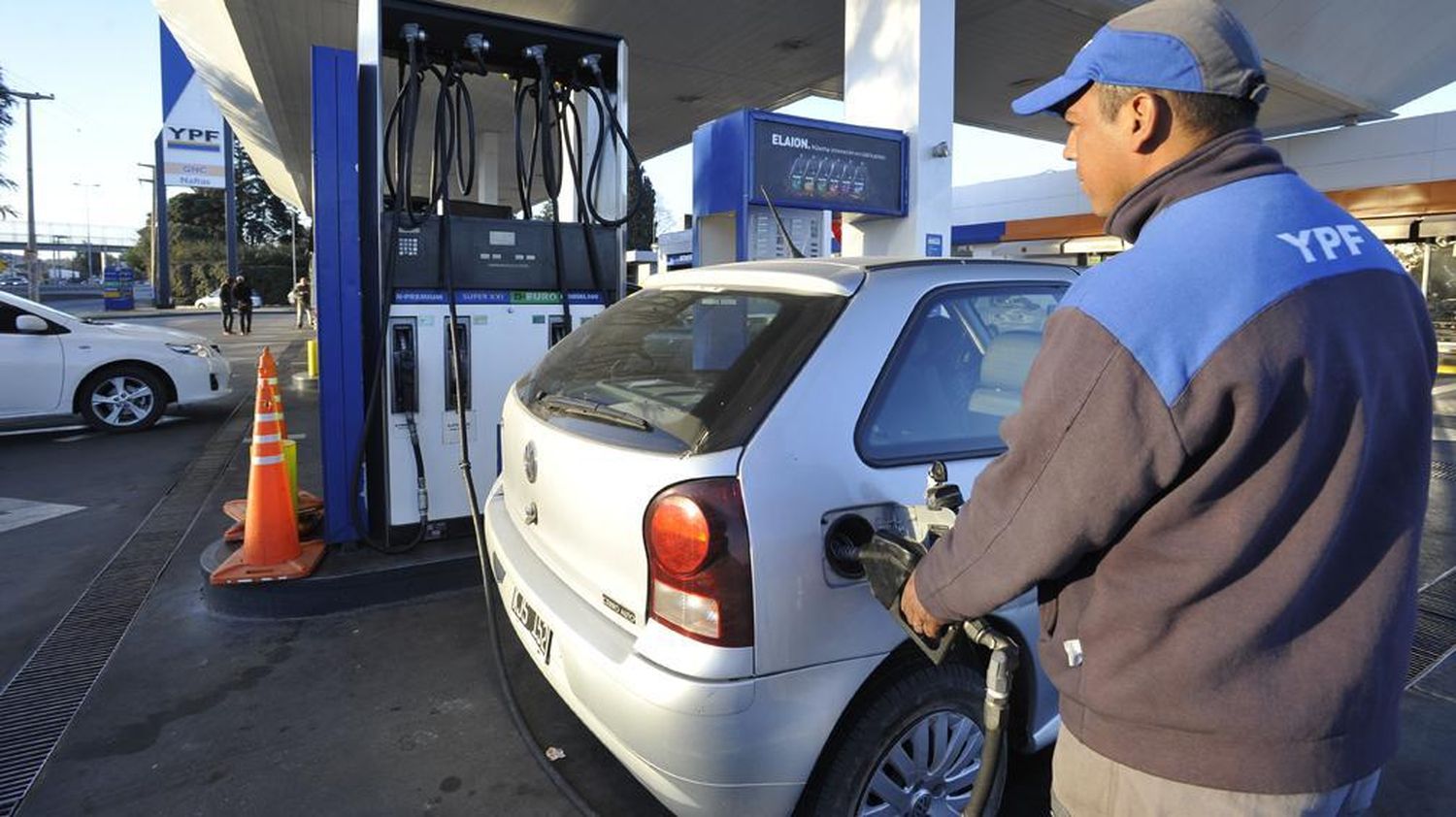 YPF anunció que desde la medianoche baja el precio de la nafta