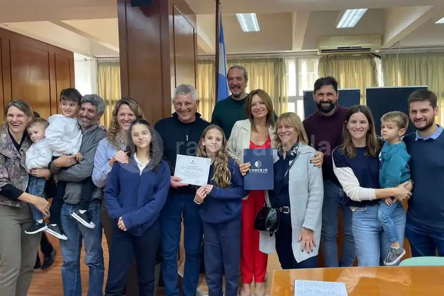 Emocionado y merecido homenaje al “Profe” Sara: “Todo fue con sacrificio, pasión y muchísimo trabajo”