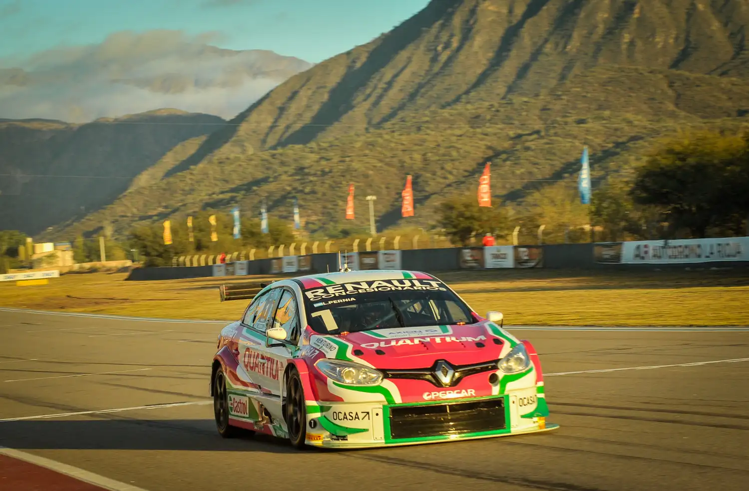 Leonel Pernía dominó con el Renault Fluence en La Rioja.