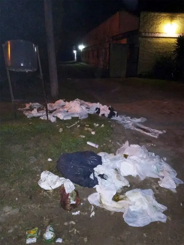 Pañales usados en el piso