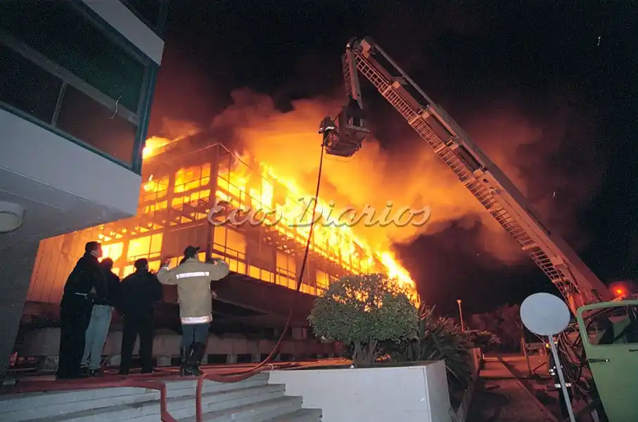 Impactante. Las llamas devoran un sector del casino, la noche del 9 de agosto de 2001