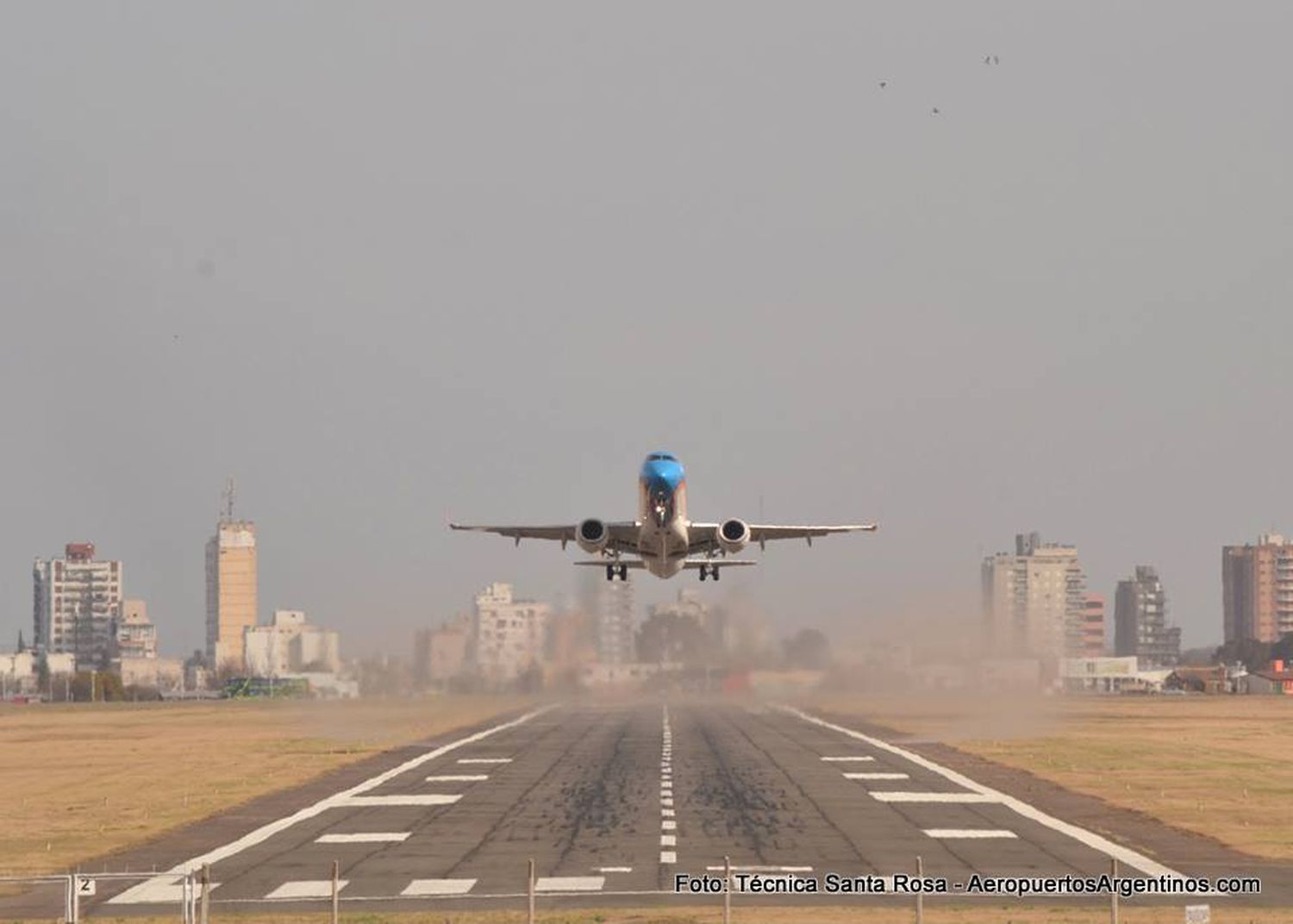 [Fotogalería] Secuencia del despegue de un E190 de Austral en el aeropuerto de Santa Rosa