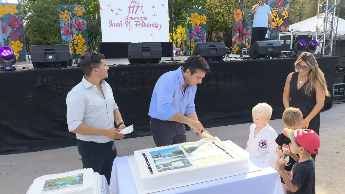Corte de torta. El delegado fernandense Martín Méndez junto al jefe comunal Arturo Rojas