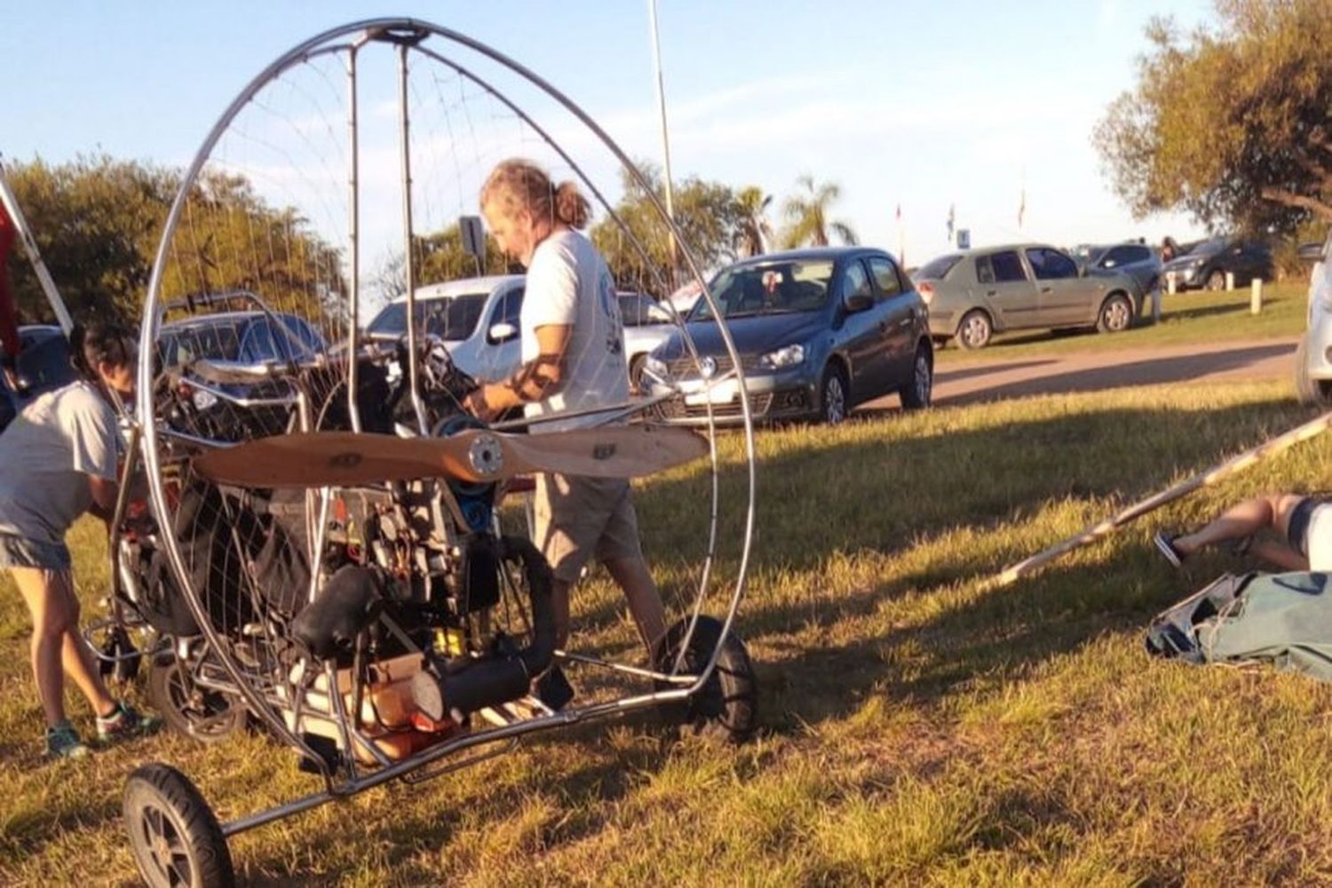 Un parapente tuvo un desperfecto antes de iniciar su vuelo y terminó impactando contra un poste de luz