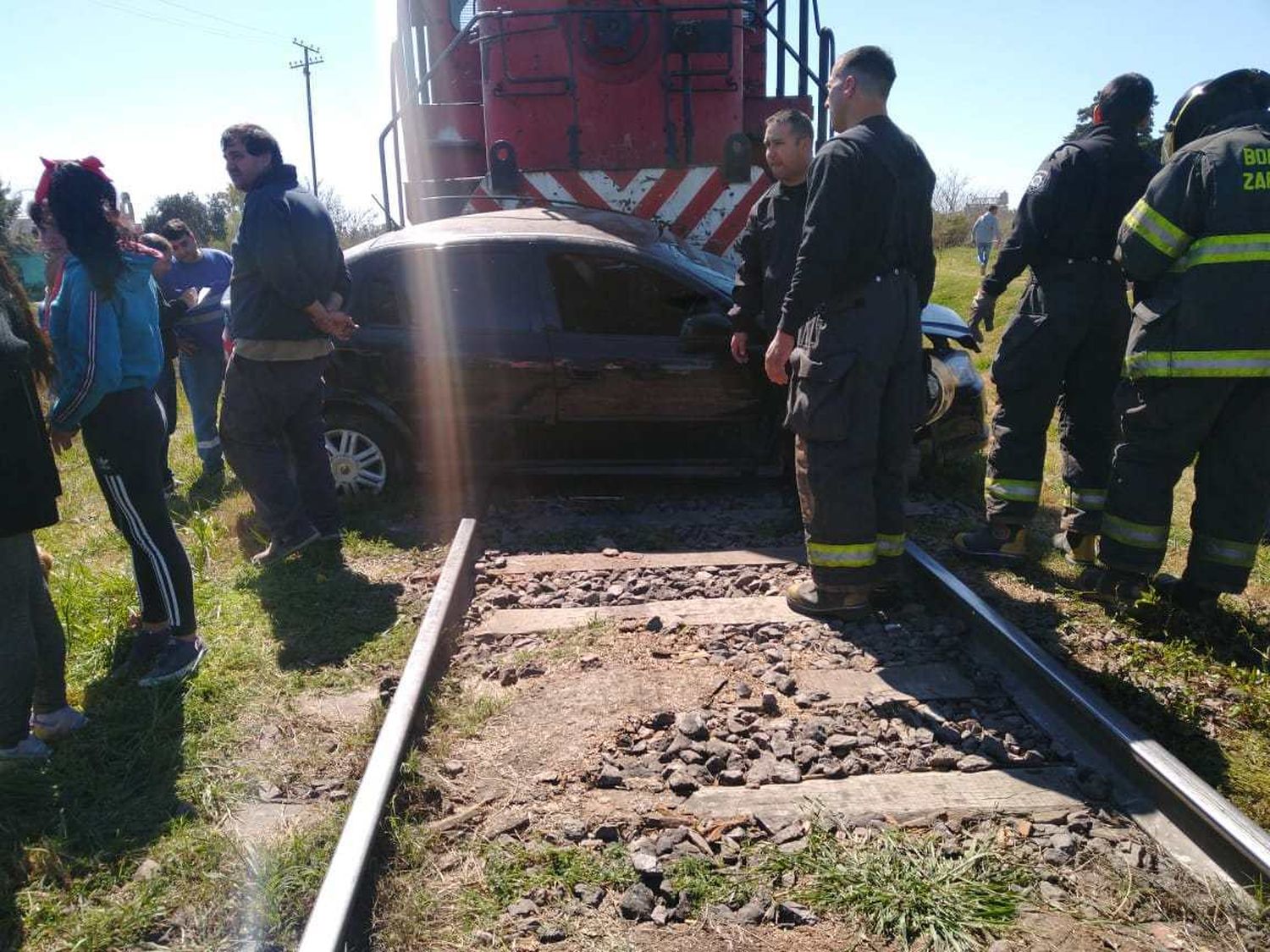 Un auto con pasajeros fue arrastrado por un tren en San Lorenzo