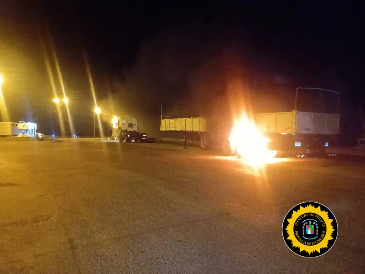 Principio de incendio en un camión en la rotonda del enlace vial en Victoria