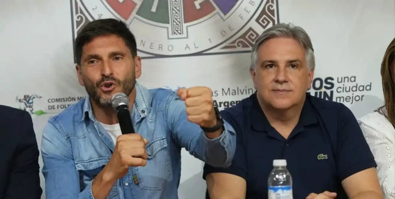 Maximiliano Pullaro este sábado en la noche junto a su par Martín Llaryora. Crédito: GSF