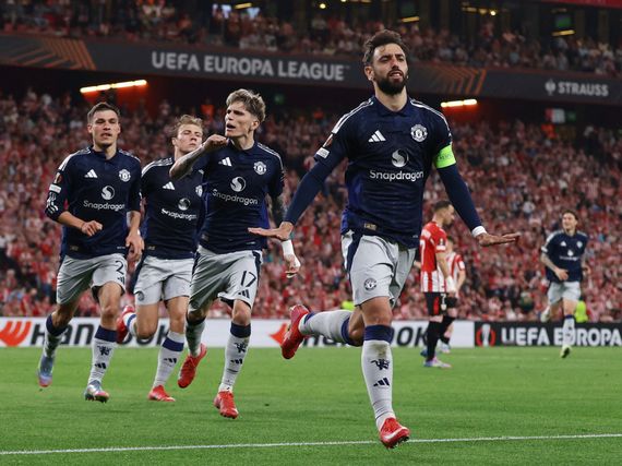 Manchester United puso un pie en la final con una goleada