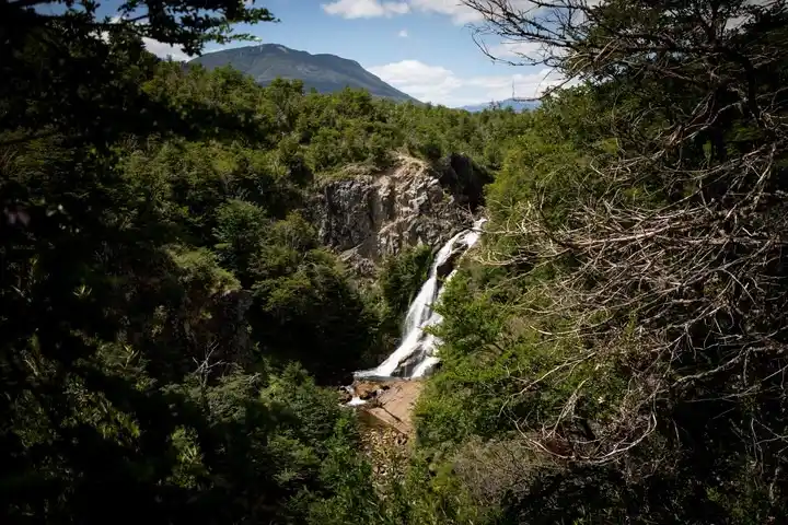 Una turista bonaerense murió en un accidente en Bariloche tras tirarse por una cascada del Parque Nahuel Huapi