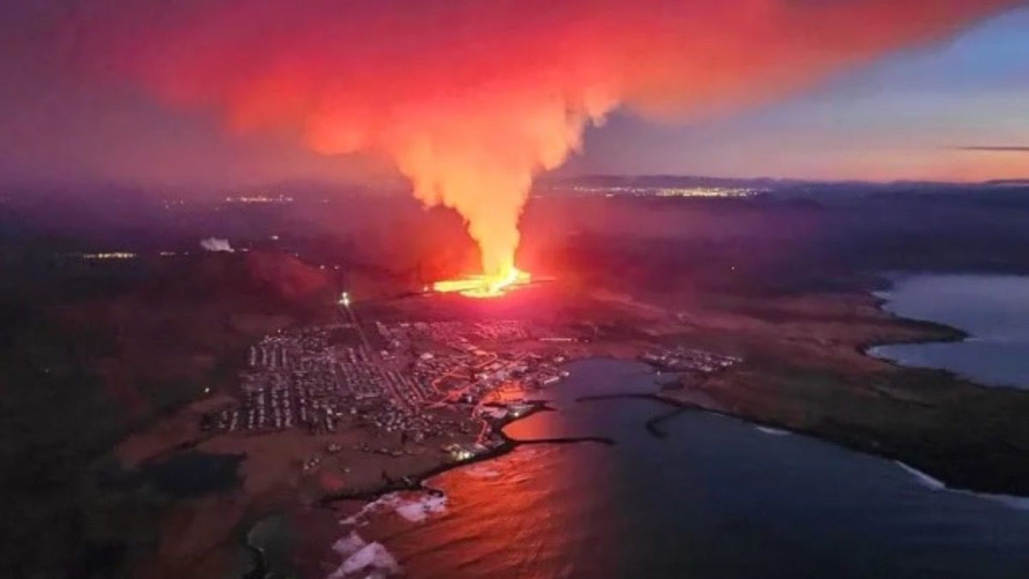 DE NUEVO EN ALARMA: volcán en Islandia vuelve a entrar en erupción y población es evacuada