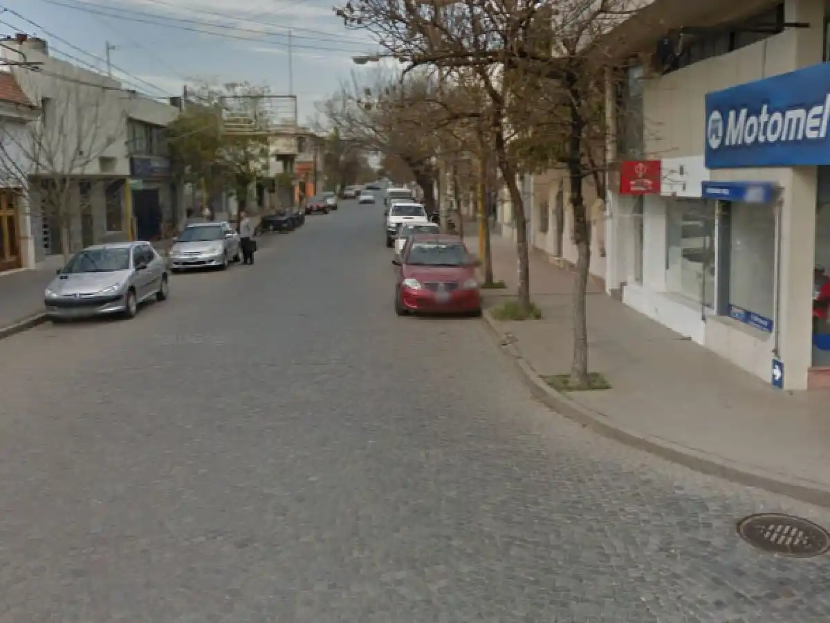 Arrojó una piedra contra un comercio y fue detenido 