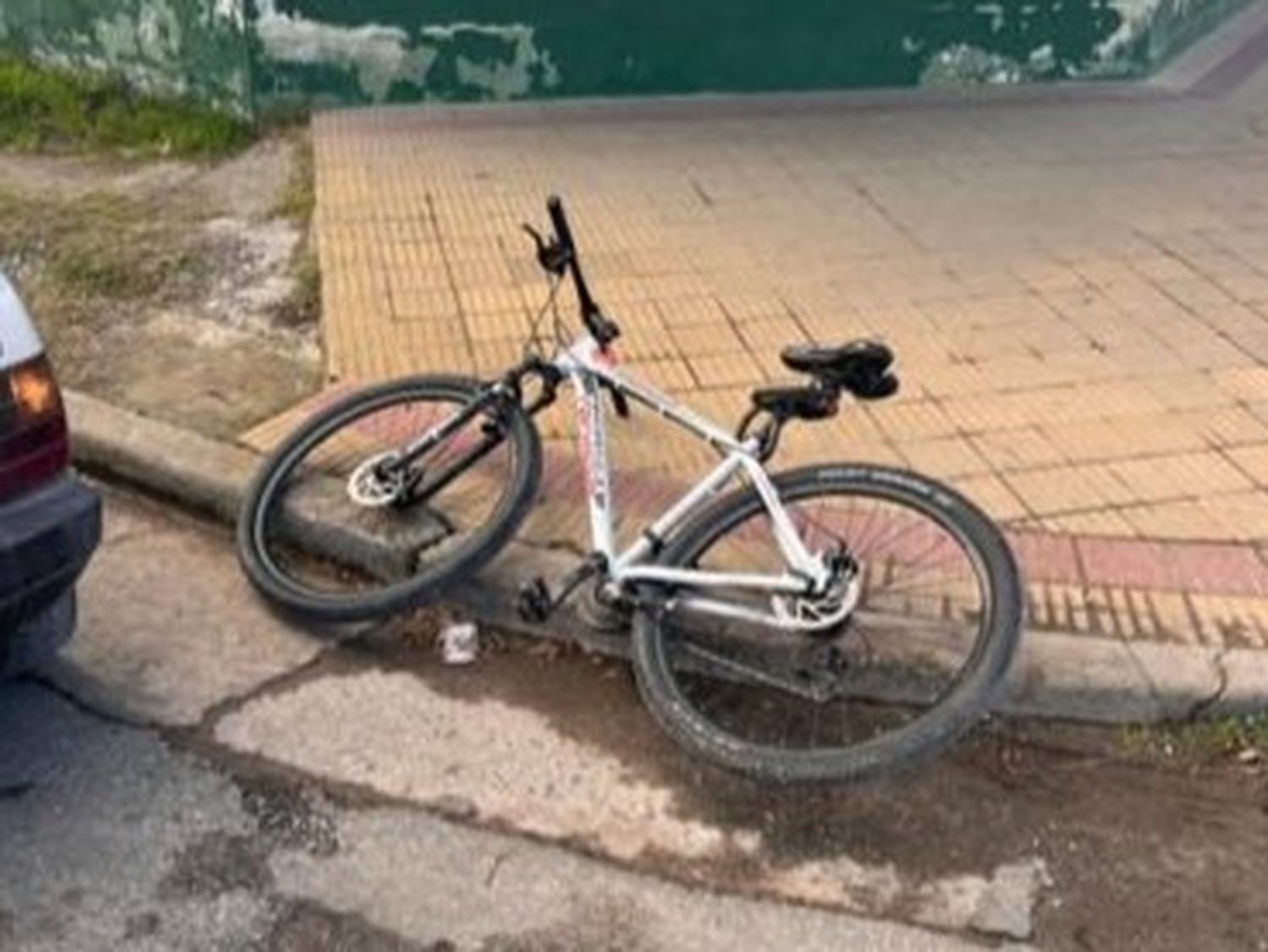 Un joven que circulaba en bicicleta terminó hospitalizado cuando le abrieron la puerta de un auto
